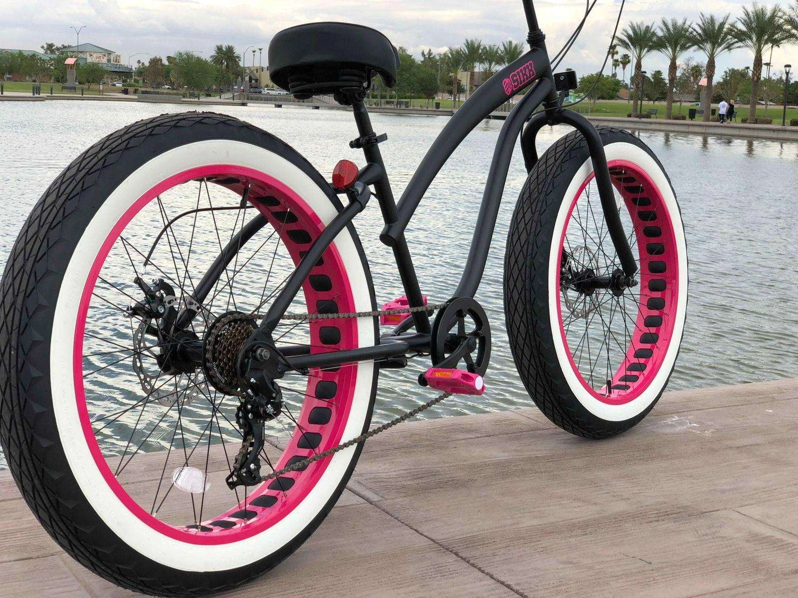 Retour en stock ! Vélos UFO SIKK pour femmes noir mat et roues roses pneus blancs 7 vitesses Magnifique！