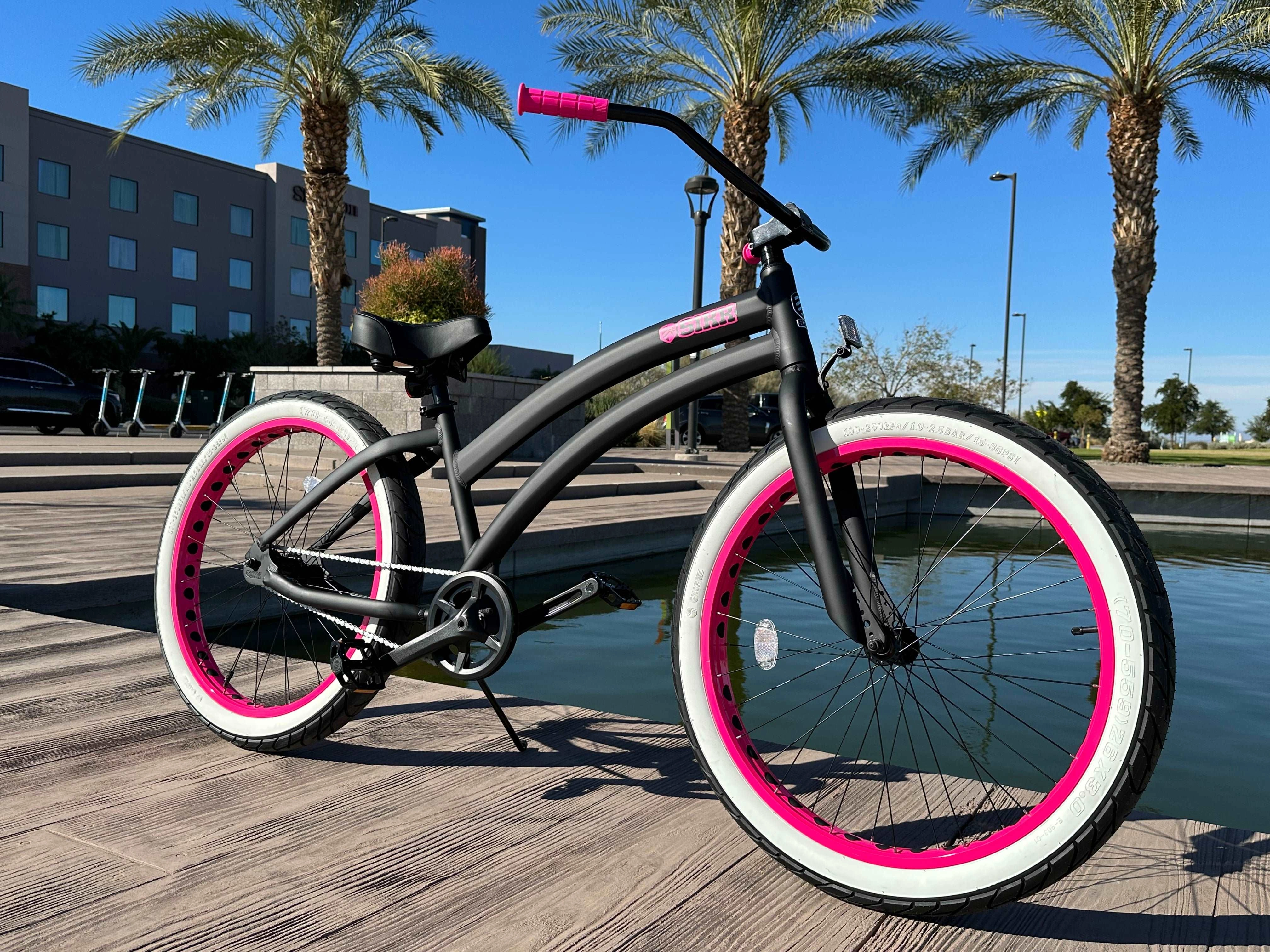 SIKK: Le vélo flat black élégant, roues roses flashy, pneus whitewall. Un bijou!